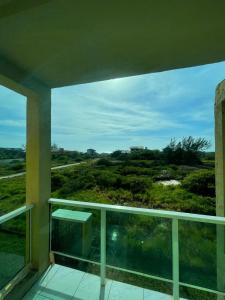 een balkon met uitzicht op de oceaan bij Pousada Reis in Imbituba