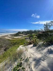 een uitzicht op een strand met zand en de oceaan bij Pousada Reis in Imbituba