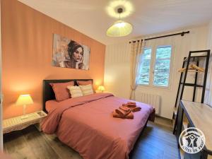 Postel nebo postele na pokoji v ubytování Charmant Gîte Périgord Noir avec WiFi et Parking - FR-1-616-539