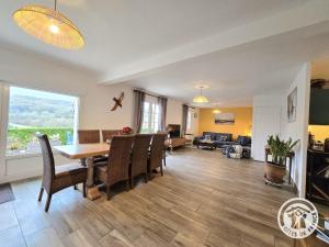 TV a/nebo společenská místnost v ubytování Charmant Gîte Périgord Noir avec WiFi et Parking - FR-1-616-539