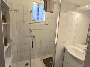 Koupelna v ubytování Charmant Gîte Périgord Noir avec WiFi et Parking - FR-1-616-539 + 14 fotografií