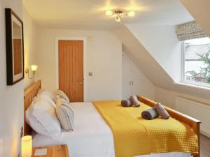 een slaapkamer met twee bedden en een raam bij The Chapel in Staveley