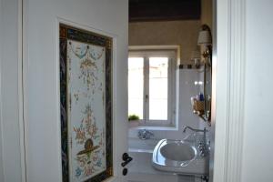 een badkamer met een wastafel en een spiegel bij La Dimora della Luna Appartamento Giallo in Trieste