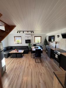 een woonkamer met een bank en een tafel bij Spacerowy Zakątek in Ślemień