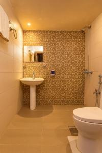 un bagno con un water e un lavandino di The Canvas Stay a Islamabad