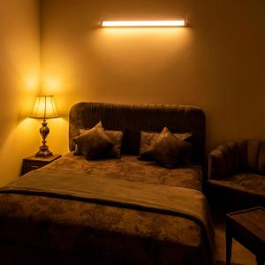 Giường trong phòng chung tại The Canvas Stay