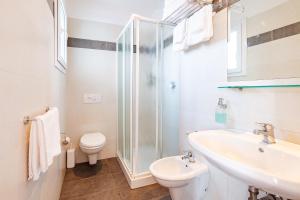 Koupelna v ubytování Hotel Sorriso + 46 fotografií