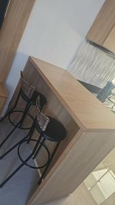 zwei Stühle und ein Tisch in einem Raum in der Unterkunft Q 461 Apartamento 02 quartos mobiliado in São Borja