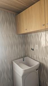 ein Badezimmer mit weißer Toilette und Waschbecken in der Unterkunft Q 461 Apartamento 02 quartos mobiliado in São Borja