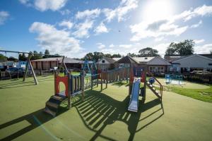 een park met een speeltuin met glijbaan bij Suntrail House in Great Clacton