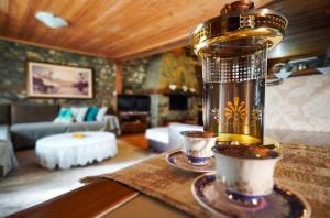 un soggiorno con tavolo e frullatore di Loutra Mountain Nature a Aridaía