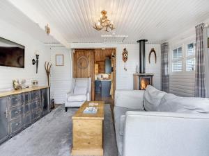 een woonkamer met een bank en een tafel bij Hygge Cabin in Hexham