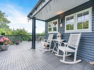 een patio met stoelen en een tafel op een huis bij Hygge Cabin in Hexham