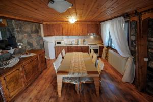 una sala da pranzo con tavolo e sedie in cucina di Loutra Mountain Nature a Aridaía