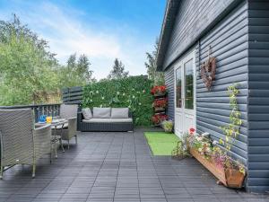 een patio met een bank en een tafel en stoelen bij Hygge Cabin in Hexham