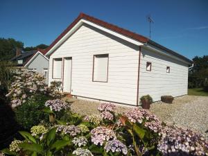 En have udenfor La Cabane aux Hortensias - Cottage cosy proche plage - Saint-Aubin-sur-Mer + 2 billeder