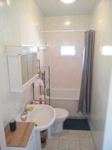 Et badeværelse på La Cabane aux Hortensias - Cottage cosy proche plage - Saint-Aubin-sur-Mer