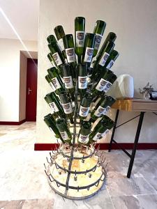 un gruppo di bottiglie di vino in un albero del vino di Logis Hôtel Les 200 Bornes a Pouilly-sur-Loire