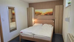 En eller flere senge i et værelse på Ferienhaus Hafenperle