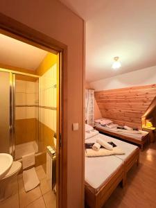 bagno con 2 letti e doccia di Willa Grzesiczek a Zakopane