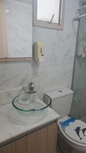 Et badeværelse på O 353 Apartamento mobiliado completo 02 quartos com garagem