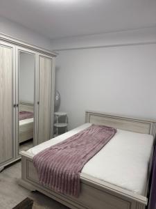 En eller flere senge i et værelse på Urban Elegance Apartment