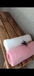 une étagère en bois avec une serviette rose dessus dans l'établissement Cabañas Don Ricardo, à Dolores