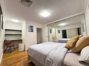 Postel nebo postele na pokoji v ubytování Lavender Dream Manor - Nestled by Station