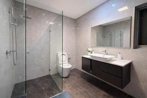 Koupelna v ubytování Lavender Dream Manor - Nestled by Station + 21 fotografií