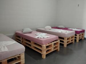 een groep van drie bedden in een kamer bij Alojamento seu Jorge in Campinas