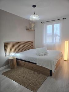 Postel nebo postele na pokoji v ubytování Sleep & Cozy Disneyland + 22 fotografií