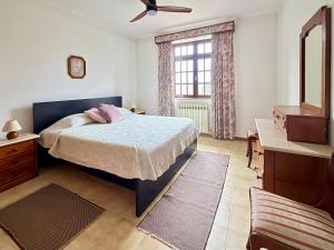 a bedroom with a bed and a window at Quinta Do Pereiro in Tábua