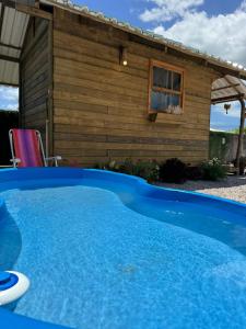 Swimmingpoolen hos eller tæt på Chalé rústico no centro de Tijucas