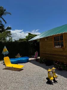 Swimmingpoolen hos eller tæt på Chalé rústico no centro de Tijucas