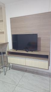 Et tv og/eller underholdning på M 446 Apartamento mobiliado com vaga de garagem