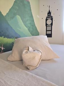 Postel nebo postele na pokoji v ubytování Sleep & Cozy Disneyland