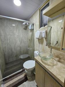 Et badeværelse på M 446 Apartamento mobiliado com vaga de garagem