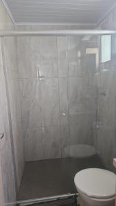 Et badeværelse på M 446 Apartamento mobiliado com vaga de garagem