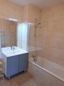 ein Badezimmer mit Dusche, Waschbecken und Badewanne in der Unterkunft Iconic 343 , Superbe T2 climatisé, wifi, parking, terrasse 18m2 in Cap d'Agde + 16 Fotos