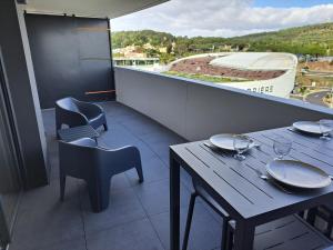 Ein Tisch und Stühle auf einem Balkon mit Aussicht in der Unterkunft Iconic 343 , Superbe T2 climatisé, wifi, parking, terrasse 18m2 in Cap d'Agde