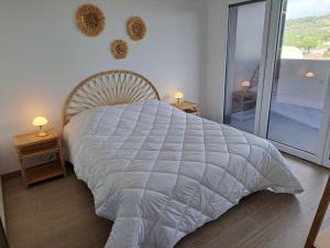 ein Bett mit einer weißen Bettdecke in einem Schlafzimmer in der Unterkunft Iconic 343 , Superbe T2 climatisé, wifi, parking, terrasse 18m2 in Cap d'Agde