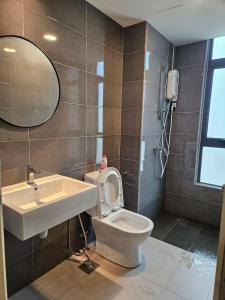 ein Badezimmer mit Toilette, Waschbecken und Spiegel in der Unterkunft House Of 88 in Gua Sai
