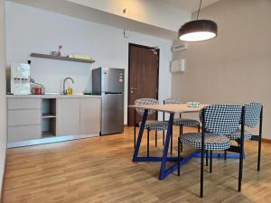 eine Küche mit Tisch und Stühlen und einem Kühlschrank in der Unterkunft House Of 88 in Gua Sai