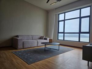 ein Wohnzimmer mit Sofa und Tisch in der Unterkunft House Of 88 in Gua Sai