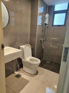 ein Badezimmer mit Toilette und Waschbecken in der Unterkunft House Of 88 in Gua Sai + 4 Fotos