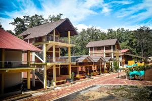 een rij huizen in een resort bij Green View Resorts in Dandeli