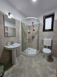 un bagno con doccia, WC e lavandino di Casa Giulia 