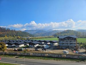 a group of houses with mountains in the background at Mountain View Amza Accomodation in Râşnov