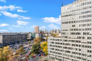 une vue aérienne sur une ville avec un grand bâtiment dans l'établissement LAM Concrete AC - Balcony, à Staré Mesto