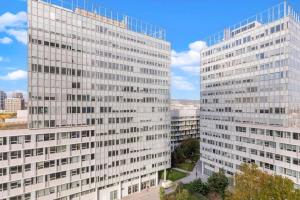 deux grands bâtiments blancs côte à côte dans l'établissement LAM Concrete AC - Balcony, à Staré Mesto